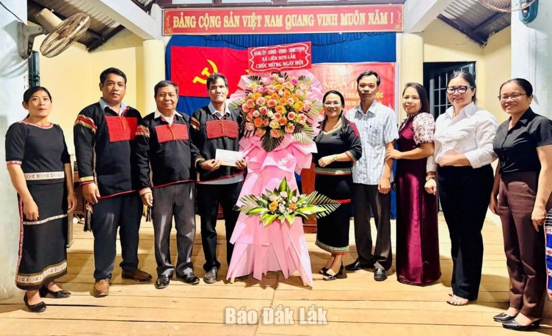 Lien Son Lak belediyesinin liderleri, 2025 Ulusal Büyük Birlik Günü münasebetiyle Jun köyüne çiçek sepetleri takdim etti.