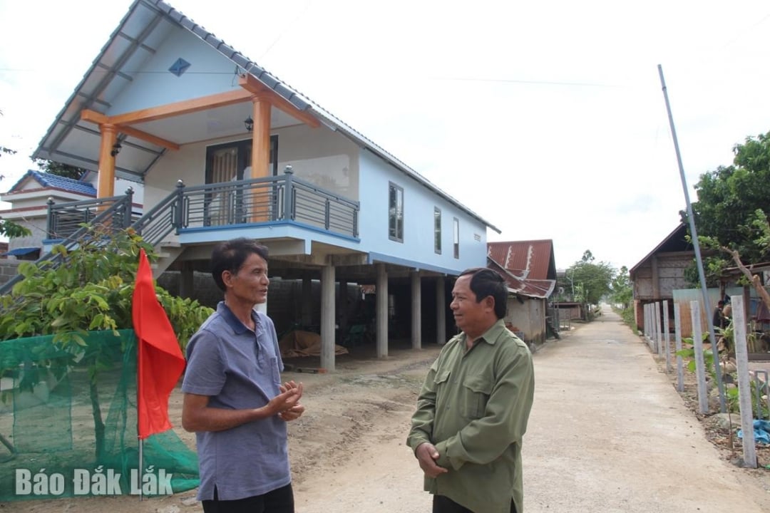 Jun Y Ron Bkrong Köyü Parti Hücresi Sekreteri (solda) açlığın ortadan kaldırılması, yoksulluğun azaltılması ve aile ekonomik kalkınması hakkında insanları bilgilendiriyor ve harekete geçiriyor.
