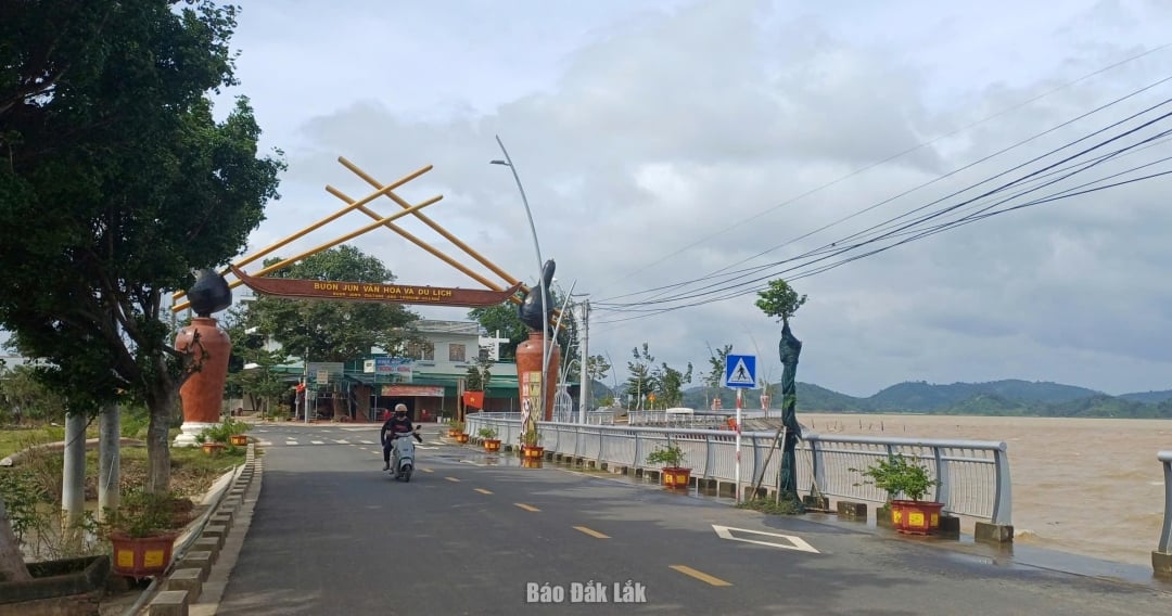 Lien Son Lak komününe yeni bir görünüm kazandırmak için komünde altyapı yatırımı yapıldı.