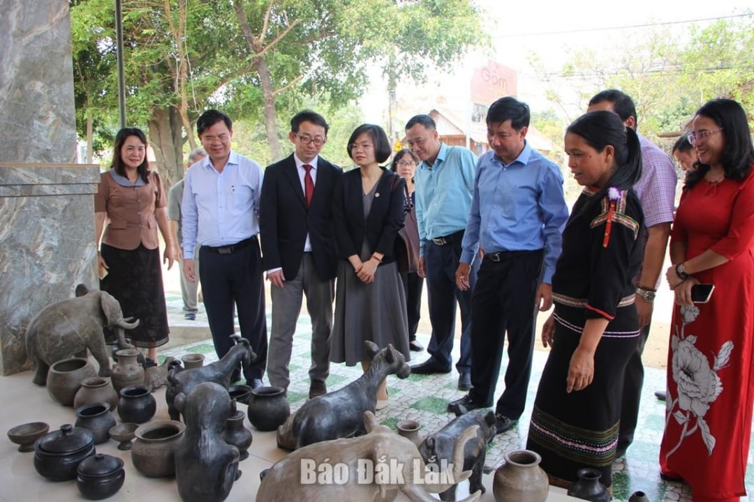 Dong Bac köylüleri turistlere geleneksel seramik ürünlerini tanıtıyor.