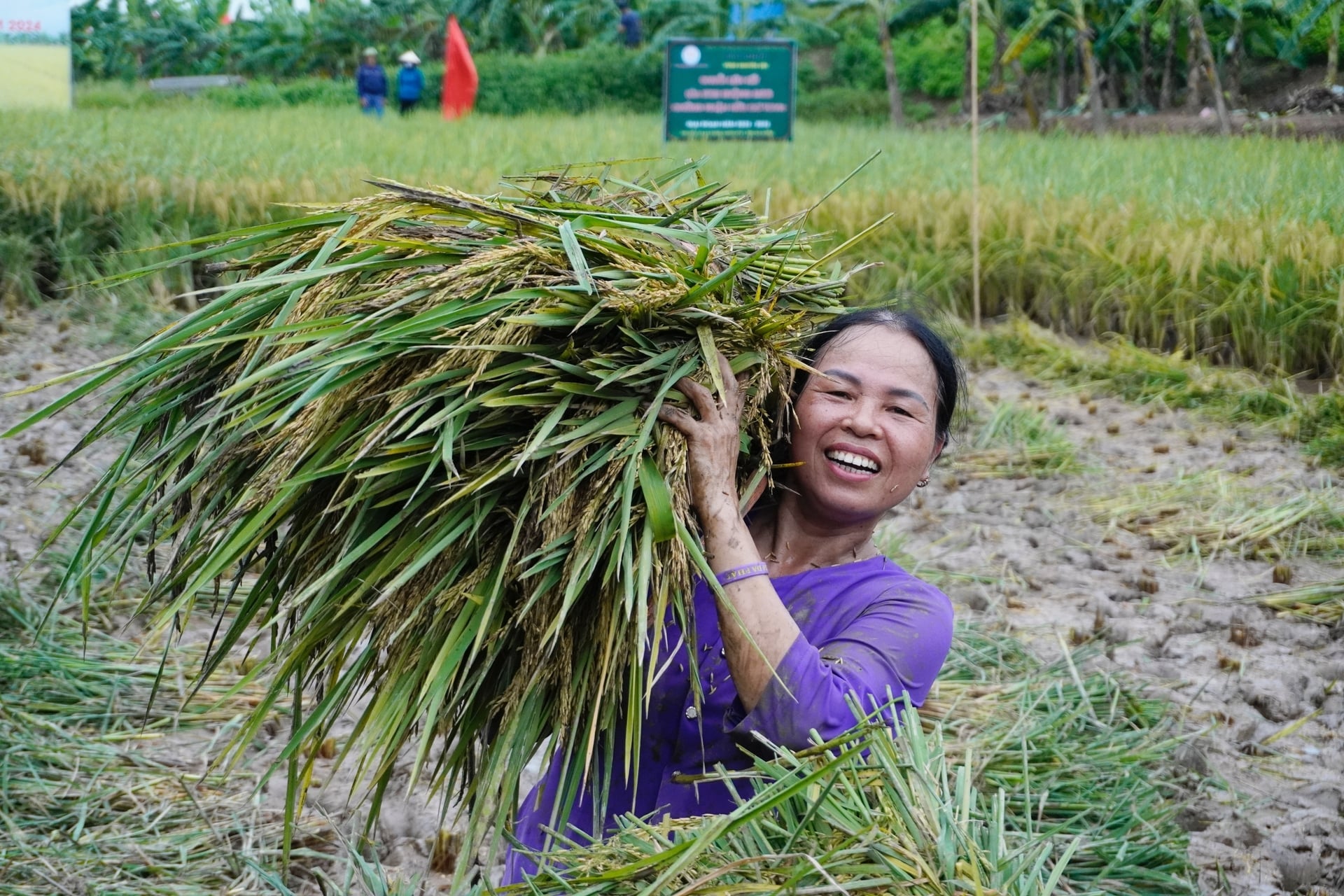 Nguyên Bộ trưởng Bộ Thủy sản Tạ Quang Ngọc tin rằng, chỉ người dân mới có thể làm thay đổi diện mạo quê hương và tạo nguồn thu nhập ổn định dựa trên lợi thế sinh thái tại chỗ. Ảnh: Hồng Thắm.