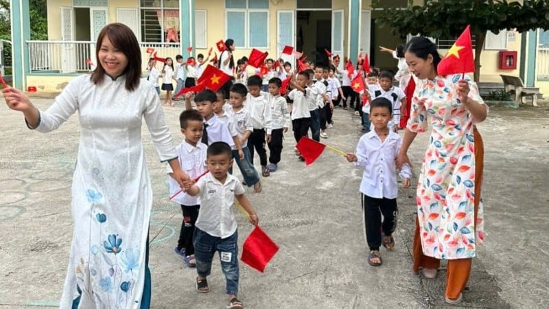 Alunos do primeiro ano da Escola Primária Ten Tan, Comuna de Muong Lat, Província de Thanh Hoa. (Foto ilustrativa: THAI BINH)