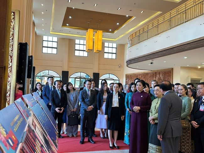 Khai mạc Tuần Phim Việt Nam và Triển lãm Ảnh Quan hệ Việt Nam - Lào - Ảnh 3.