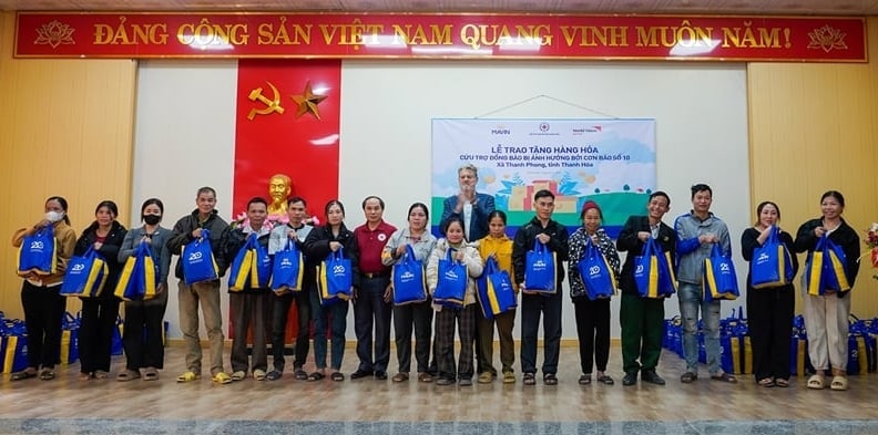 Mavin trao tặng hàng hóa cứu trợ đồng bào bị ảnh hưởng bởi cơn bão số 10. Ảnh: Mavin.