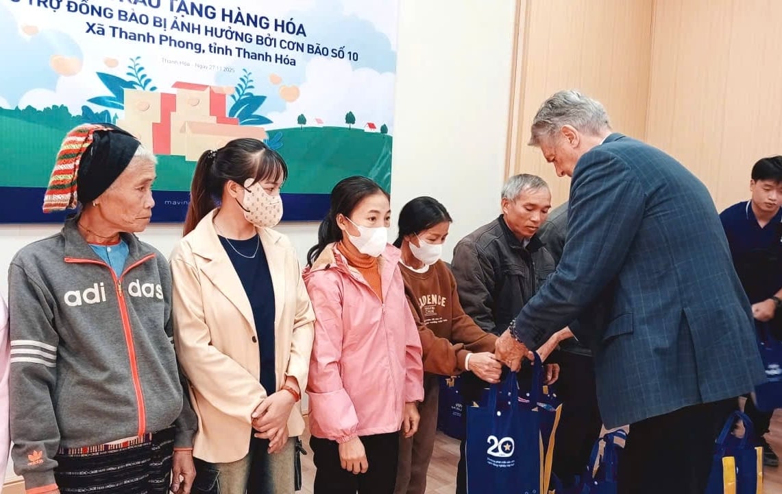 Chủ tịch Tập đoàn Mavin - Mr. David John Whitehead trao tặng hàng hóa cứu trợ. Ảnh: Mavin.