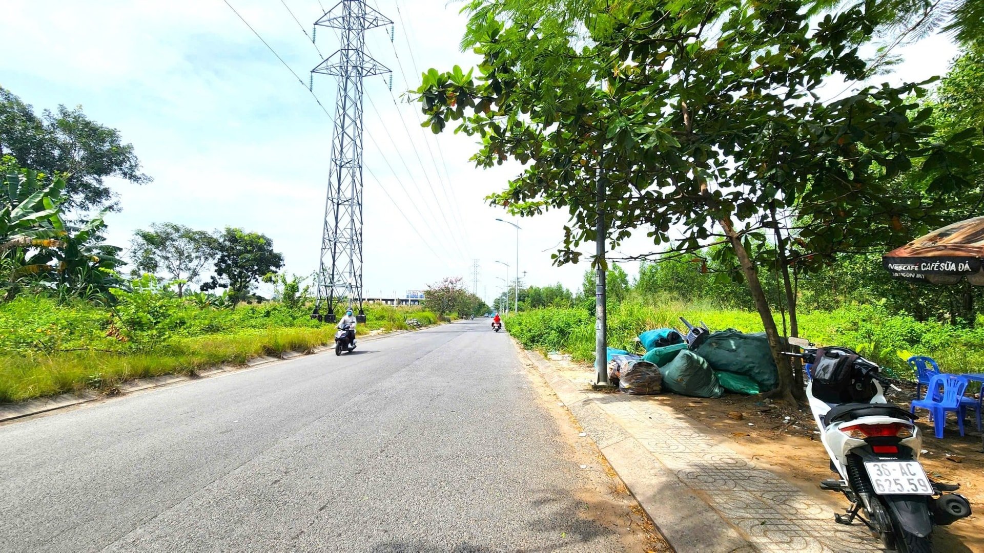 ہنوئی ہائی وے اور مستقبل کی رنگ روڈ 3 کو جوڑنے والے محور پر ایک موجودہ سڑک کا حصہ۔