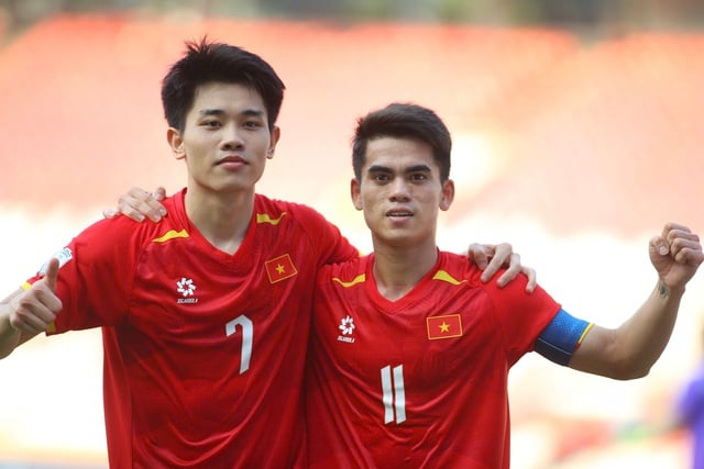 Seleção sub-23 do Vietnã extremamente forte contra o Laos: o goleiro de 1,91 m é o jogador principal, Van Khang e Dinh Bac não podem faltar - Foto 1.