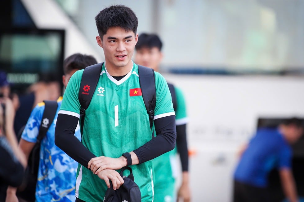 Seleção sub-23 do Vietnã extremamente forte contra o Laos: o goleiro de 1,91 m é o jogador principal, Van Khang e Dinh Bac não podem faltar - Foto 2.