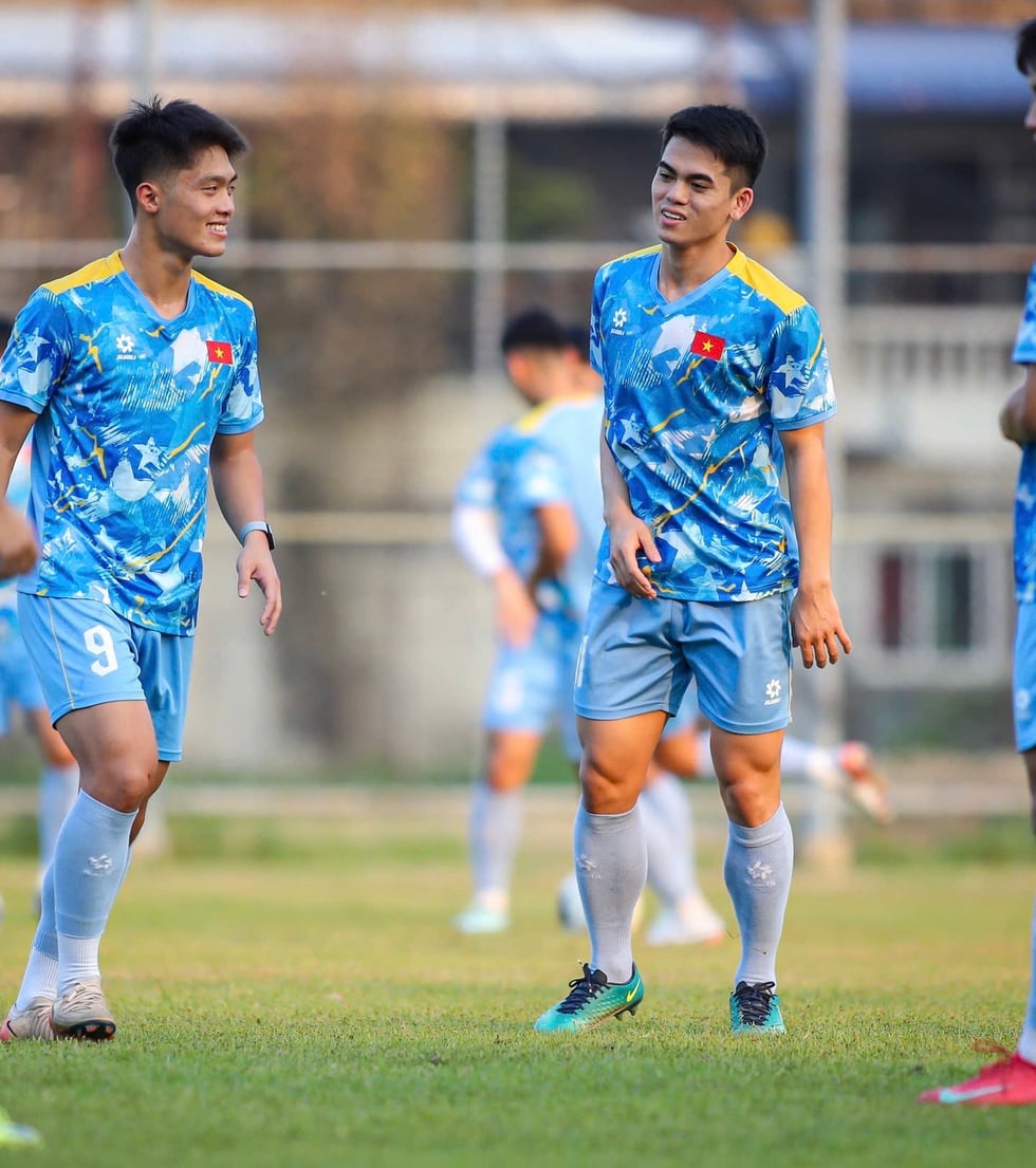 Seleção sub-23 do Vietnã extremamente forte contra o Laos: o goleiro de 1,91 m é o jogador principal, Van Khang e Dinh Bac não podem faltar - Foto 3.