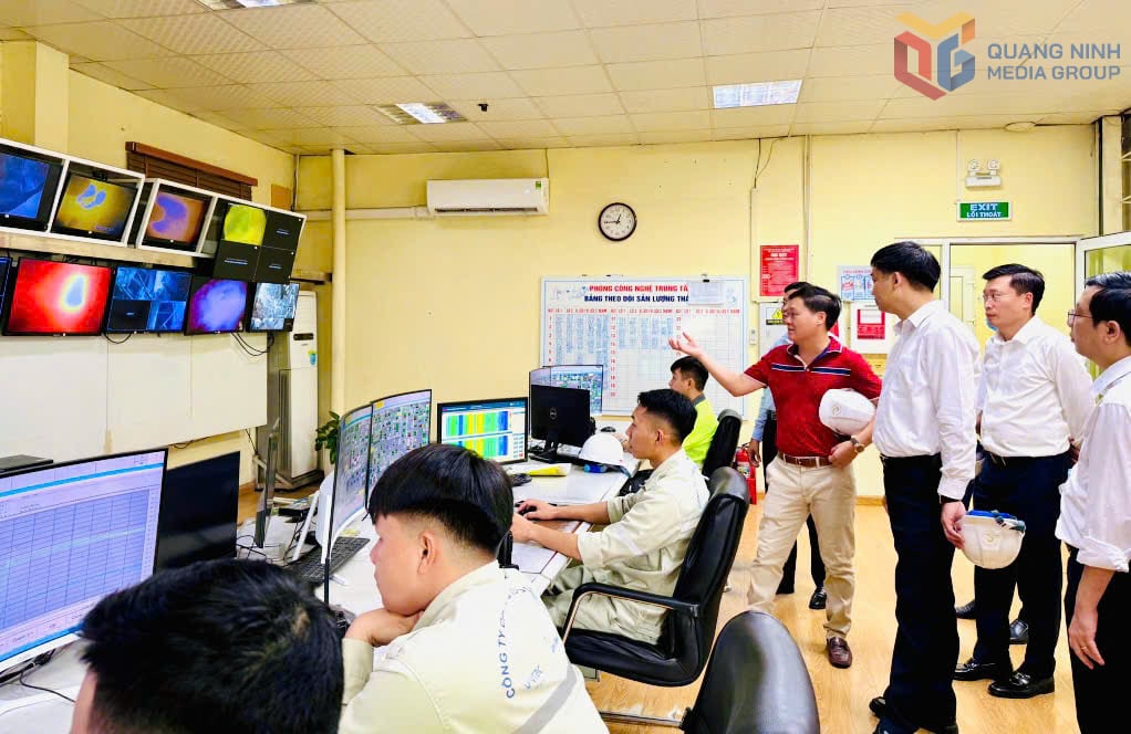 Заместитель председателя Народного комитета провинции Нгуен Ван Конг (третий справа) знакомится с линией по переработке промышленных отходов на цементном заводе Лам Тхать, сентябрь 2025 года. Фото: Вьет Хоа