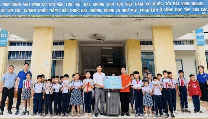 Ông Hoàng Thanh Bình - Bí thư Đoàn Thanh niên Vietsovpetro trao tặng quà cho thầy trò Trường Tiểu học số 2 Nhơn Bình. Ảnh: Vietsovpetro.