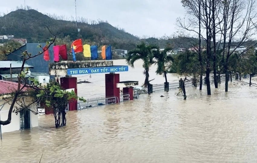 Chứng kiến những mất mát mà thầy trò vùng lũ phải gánh chịu, đoàn viên thanh niên Vietsovpetro không khỏi xúc động. Ảnh: Vietsovpetro.