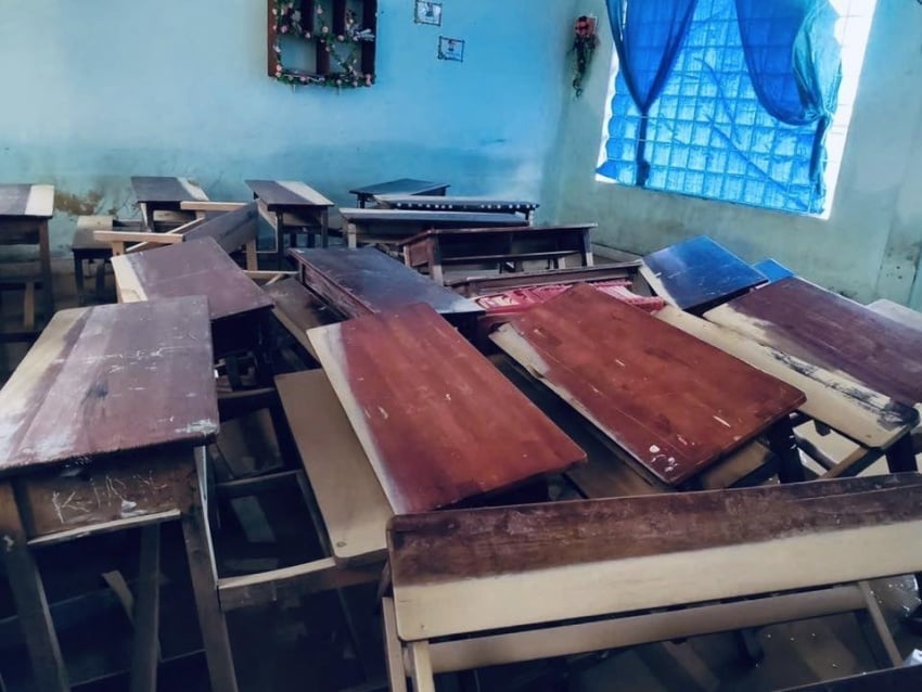 Hình ảnh những phòng học loang lổ vết bùn, bàn ghế hư hỏng. Ảnh: Vietsovpetro.