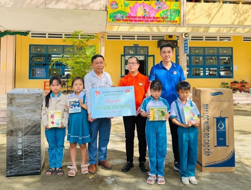 Trao tặng quà cho Thầy trò trường Tiểu học Nhơn Phú. Ảnh: Vietsovpetro.