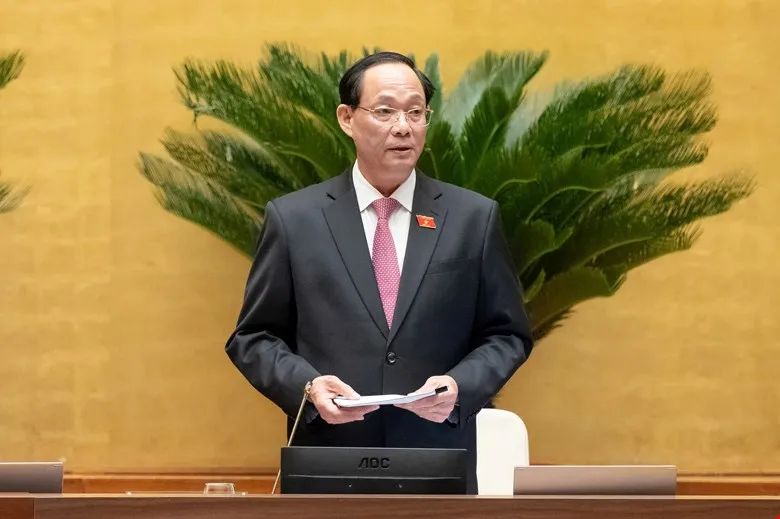 Nestleder i nasjonalforsamlingen, Tran Quang Phuong, ledet nasjonalforsamlingens avstemning om å vedta loven om unntakstilstand. Foto: QUANG PHUC