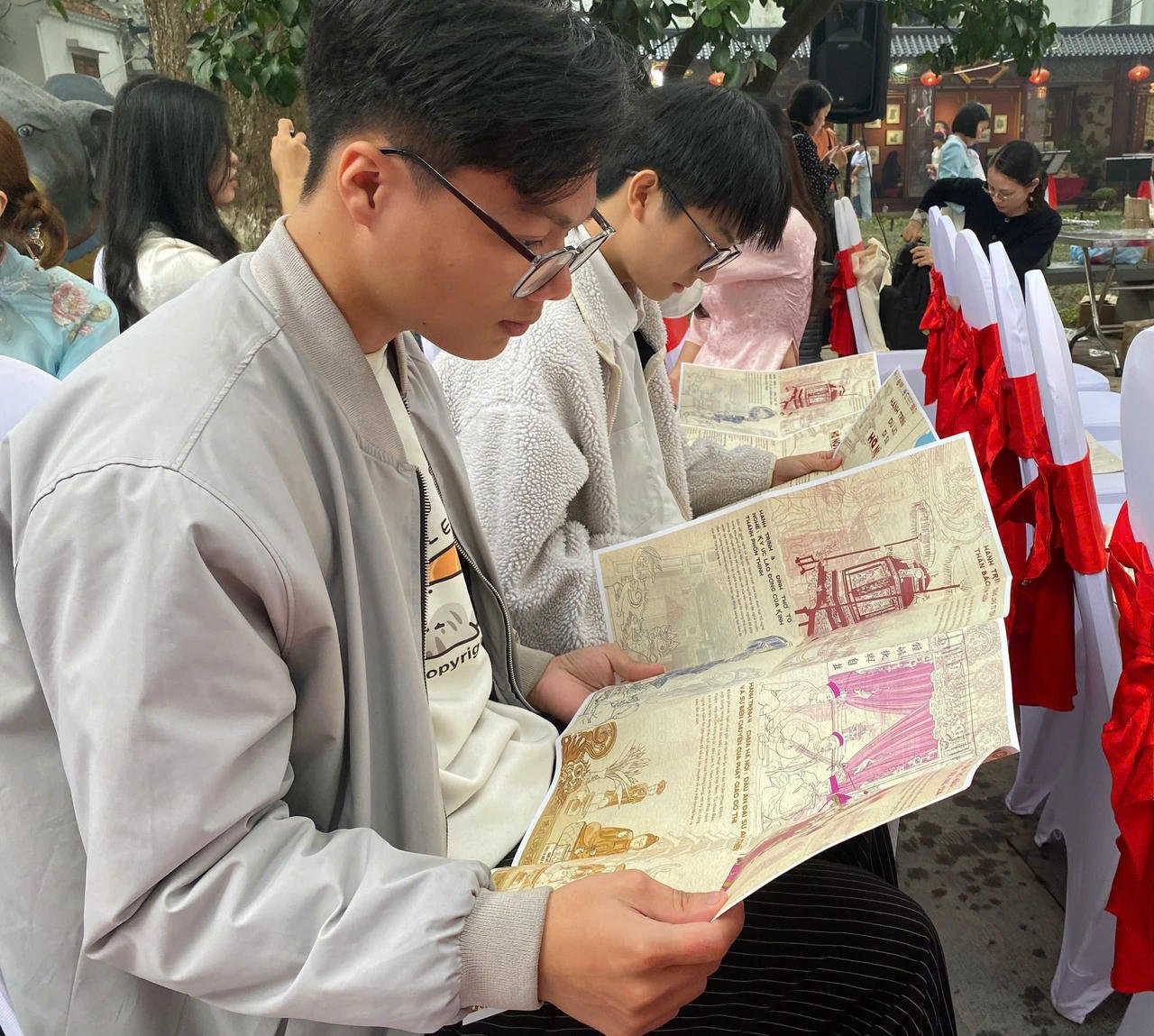 رحلات السياحة التراثية في مدينة هانوي مبادرة تُسهم في تدريب الأجيال الشابة على تعزيز تراث وثقافة ثانغ لونغ - هانوي. (صورة: هونغ نغوك)