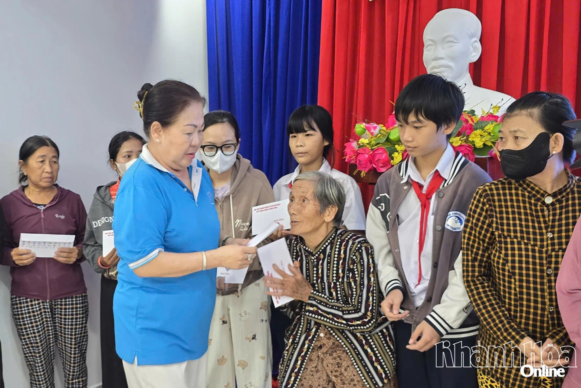 হো চি মিন সিটি বিজনেস অ্যাসোসিয়েশনের প্রতিনিধিরা সুওই হিয়েপ কমিউনের লোকজনকে উপহার দিয়েছেন