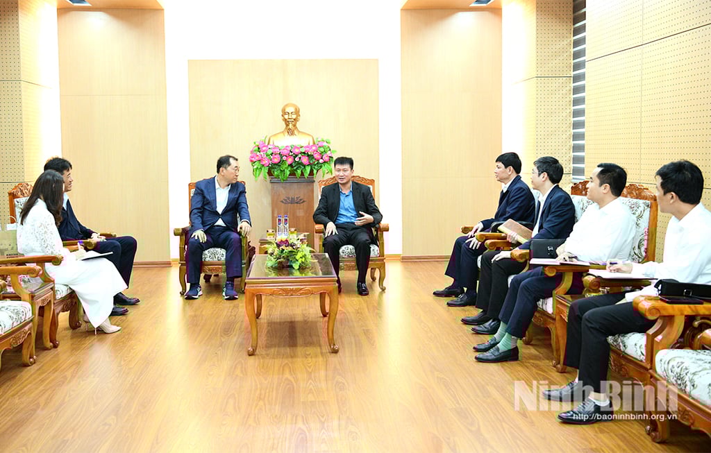 Scène de la réception et de la séance de travail avec les dirigeants de MCNEX Vina Company Limited.