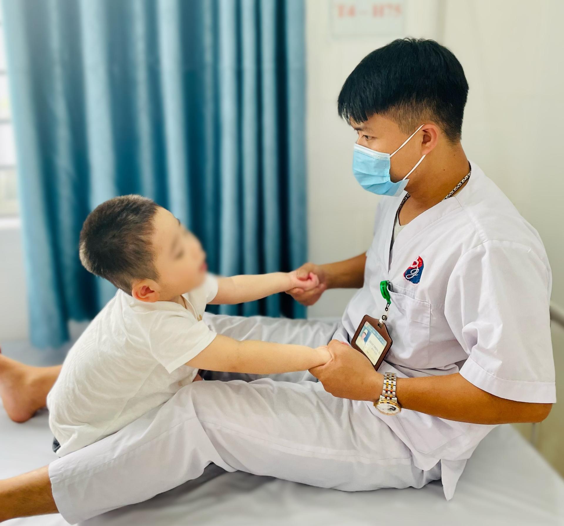 Các dấu hiệu nhận biết trẻ bị bại não- Ảnh 1.