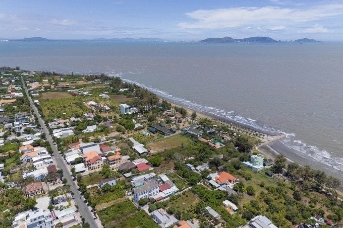Can Gio'dan Vung Tau'nun panoramik görünümü, aşılması gereken Ghenh Rai Körfezi'nin mesafesini gösteriyor.