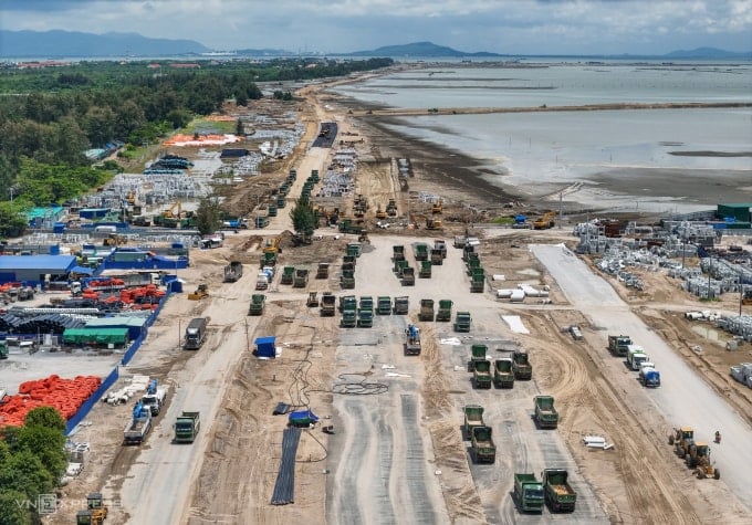 Deniz geçiş güzergahından yararlanan projelerden biri olan Can Gio kıyı kentsel alan projesinden inşaat görüntüleri.