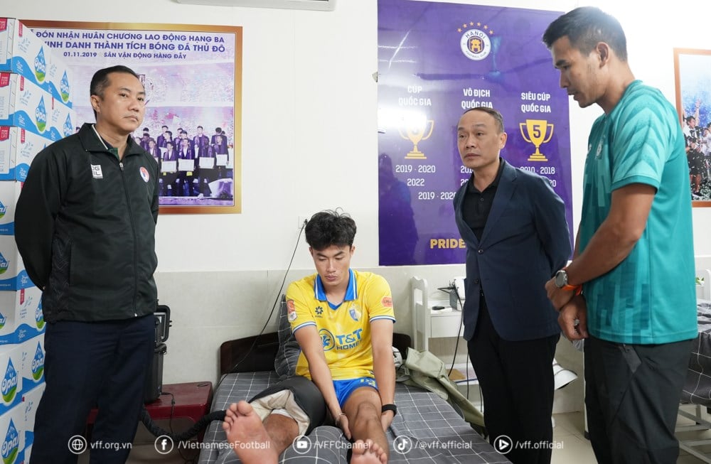 Dirigentes da Federação Vietnamita de Futebol visitam e incentivam o jogador Nguyen Van Truong - foto 1