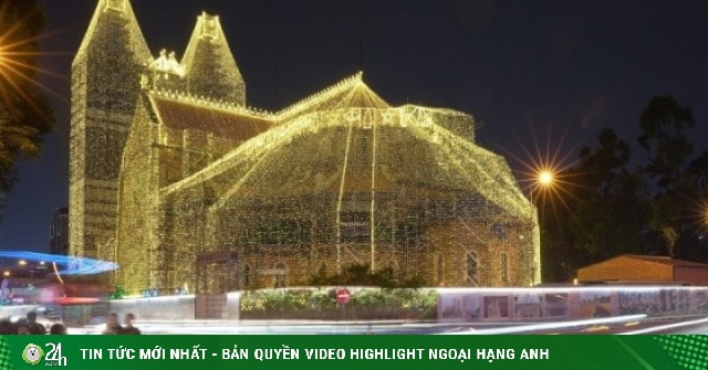 ទិដ្ឋភាពបែប Panoramic នៃវិហារ Notre Dame ត្រូវបានតុបតែងយ៉ាងអស្ចារ្យជាមួយនឹងប្រព័ន្ធភ្លើង LED