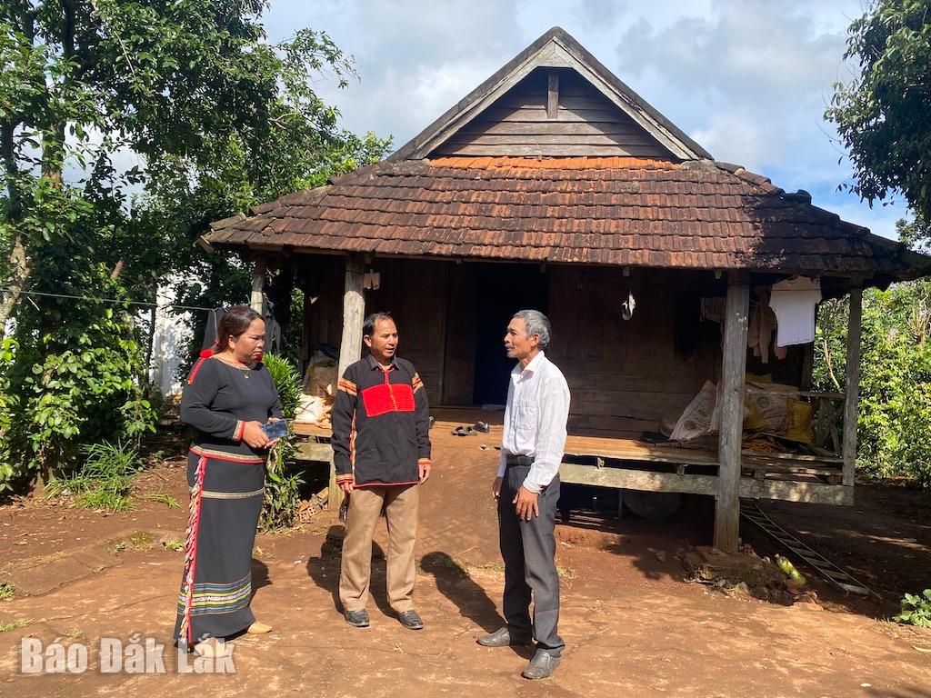 
Ông Y Bliăng Niê  (đứng giữa)- người có uy tín buôn Yông- trao đổi với người dân về bảo tồn văn hoá dân tộc. Ảnh: Đỗ Lan