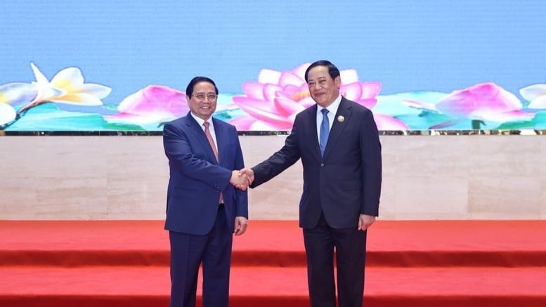 وزیر اعظم فام من چن اور لاؤ کے وزیر اعظم سونیکسے سیفنڈون۔ (تصویر: VGP/Nhat Bac)