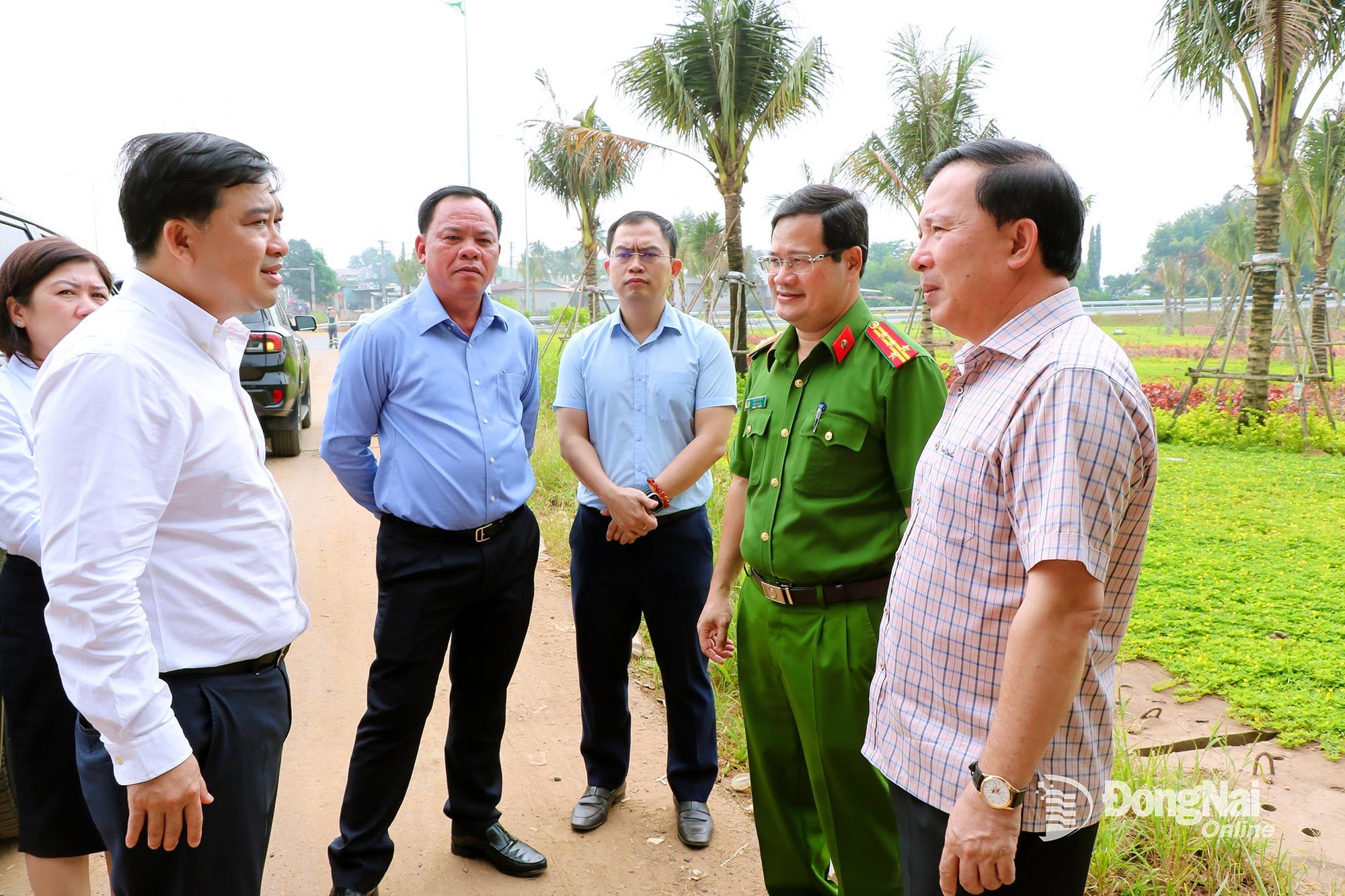 Ledere fra Dong Nai-provinsen besøker veien som forbinder riksvei 51 med Long Thanh internasjonale lufthavn. Foto: Vuong The