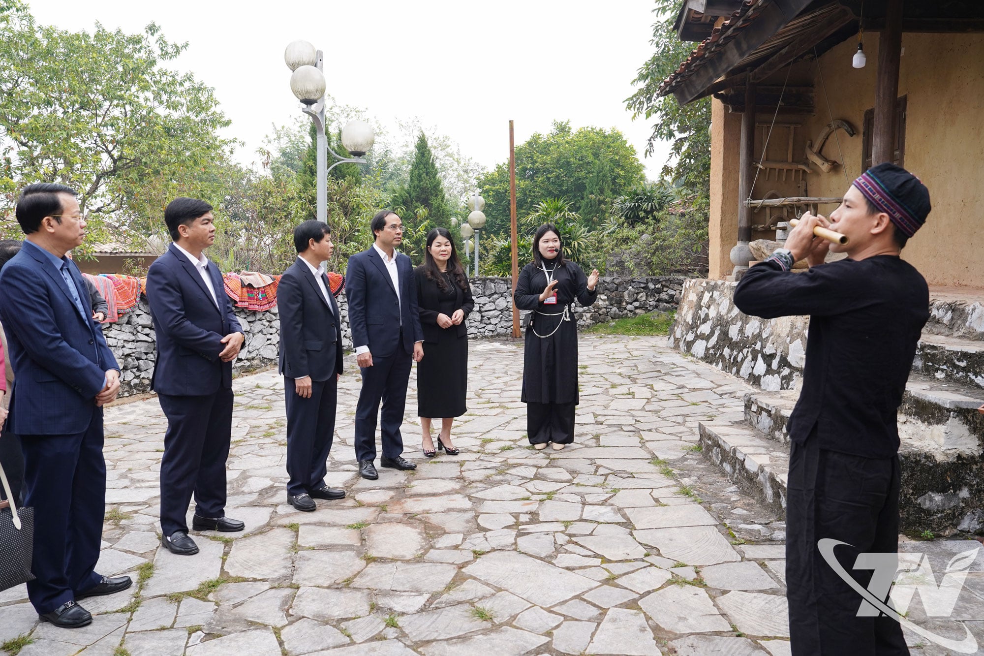 Секретарь провинциального партийного комитета Чинь Суан Чыонг и делегация посетили открытую выставочную площадку Музея культур этнических групп Вьетнама.
