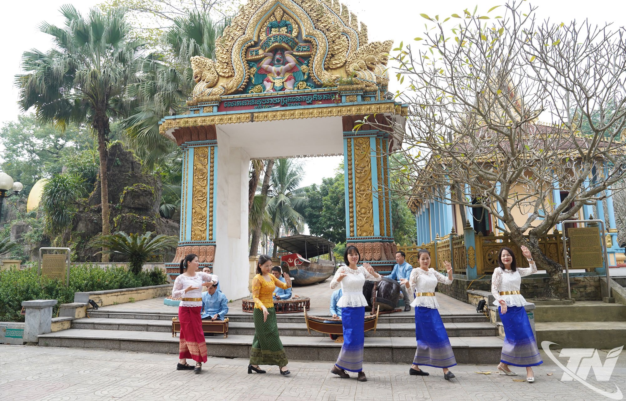 Артисты выступают на открытой площадке Музея культур этнических групп Вьетнама.