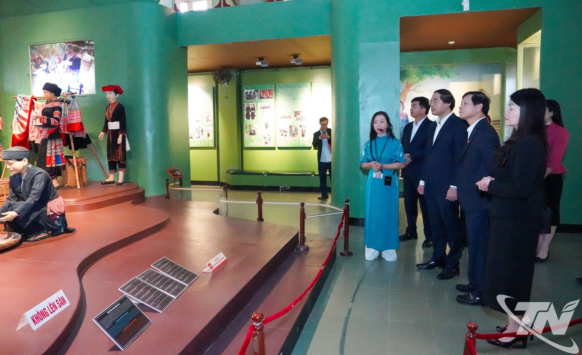 Секретарь провинциального партийного комитета Чинь Суан Чыонг и провинциальная делегация посетили крытую выставочную зону Музея культур этнических групп Вьетнама.