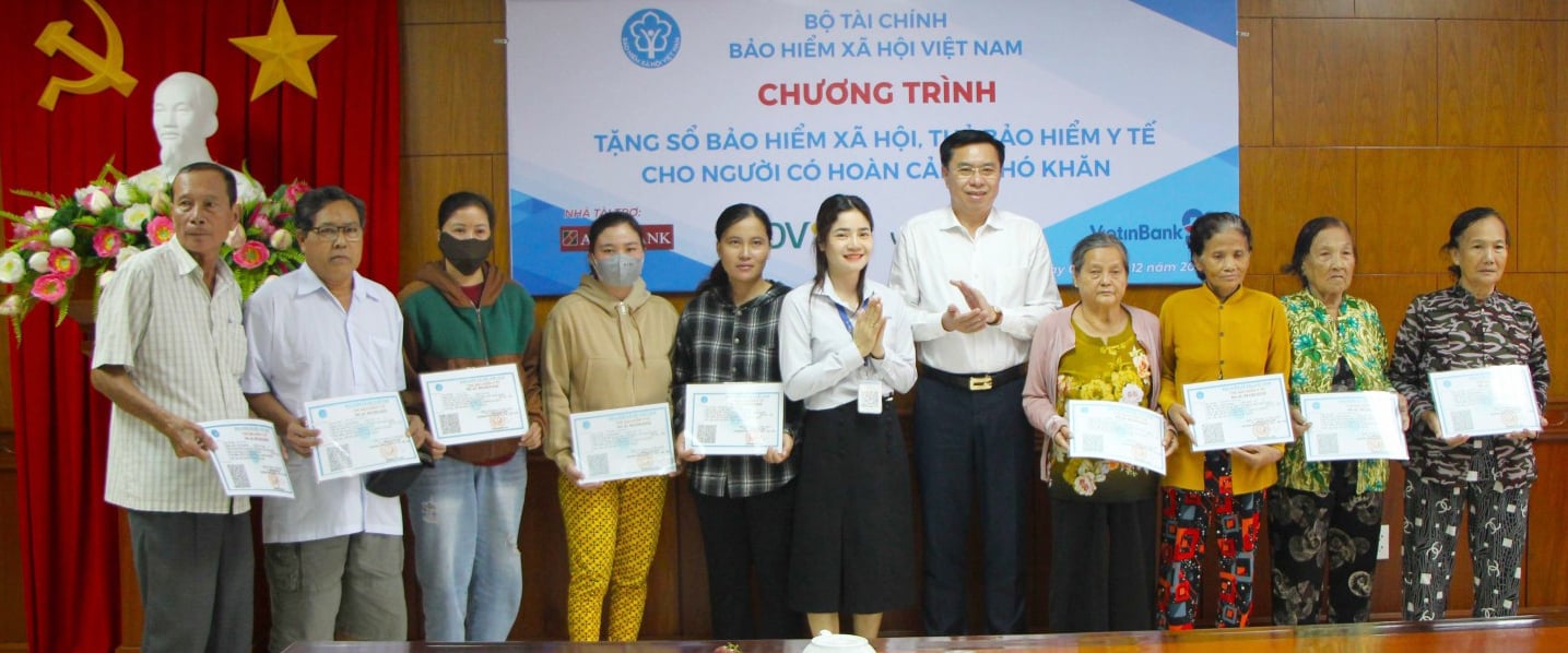 ធានារ៉ាប់រងសង្គមខេត្ត An Giang ផ្តល់ប័ណ្ណធានារ៉ាប់រងសុខភាព និងសៀវភៅធានារ៉ាប់រងសង្គមដល់ប្រជាពលរដ្ឋក្នុងស្ថានភាពលំបាក។