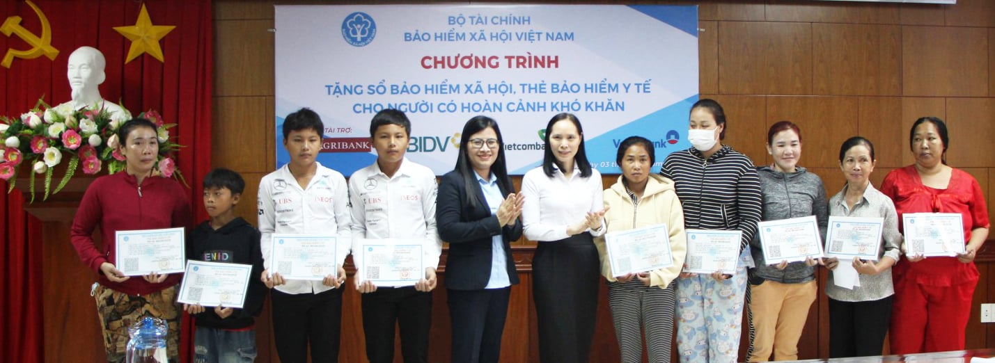 ធានារ៉ាប់រងសង្គមខេត្ត An Giang ផ្តល់ប័ណ្ណធានារ៉ាប់រងសុខភាព និងសៀវភៅធានារ៉ាប់រងសង្គមដល់ប្រជាពលរដ្ឋក្នុងស្ថានភាពលំបាក។