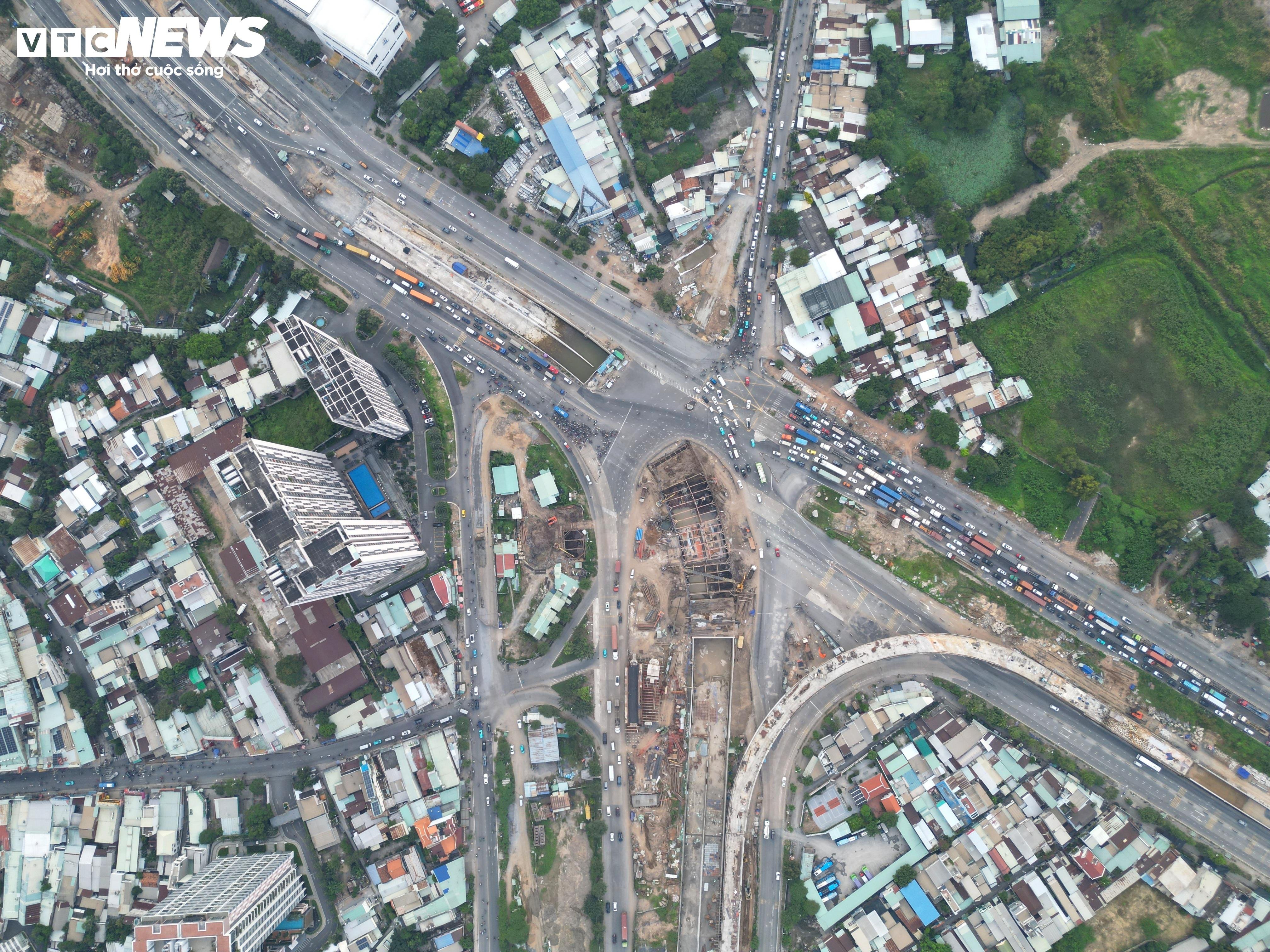 Etter å ha blitt gjentatte ganger «plystret» for langsom fremdrift, hvordan er det med krysset til 3400 milliarder VND i Ho Chi Minh-byen nå? - 1