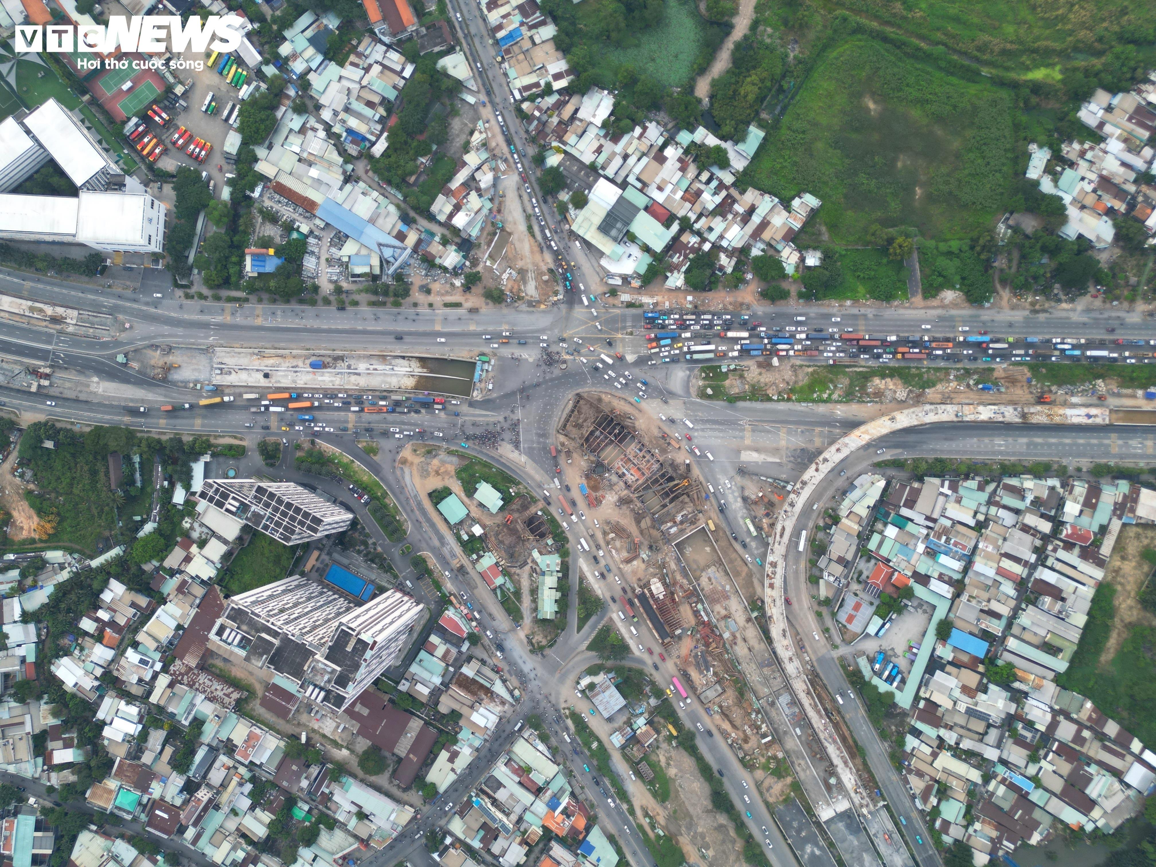 Etter å ha blitt gjentatte ganger «plystret» for langsom fremdrift, hvordan er det med krysset til 3400 milliarder VND i Ho Chi Minh-byen nå? - 13