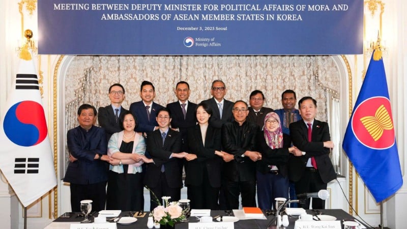 Biträdande minister Eui-Hae Chung tog ett souvenirfoto med ambassadörer och representanter för ASEAN-ambassader i Korea. (Foto: Vietnams ambassad i Korea)