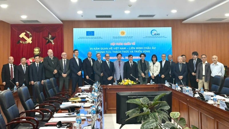 De afgevaardigden die de conferentie bijwoonden, maakten een souvenirfoto. (Foto: KHÁNH LINH)