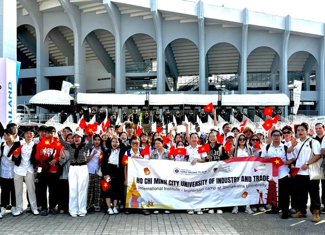 Nữ sinh đến Rajamangala xem U.23 Việt Nam: Mong Đình Bắc tỏa sáng…- Ảnh 1.