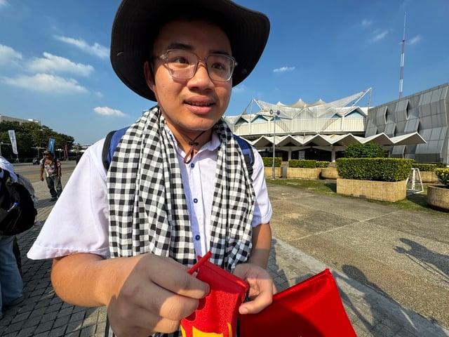 Nữ sinh đến Rajamangala xem U.23 Việt Nam: Mong Đình Bắc tỏa sáng…- Ảnh 2.