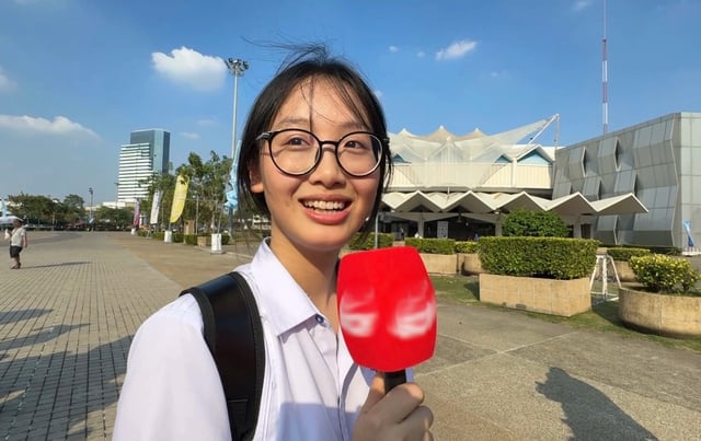 Nữ sinh đến Rajamangala xem U.23 Việt Nam: Mong Đình Bắc tỏa sáng…- Ảnh 3.