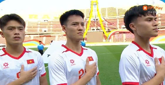 Nóng: Sự cố trên sân Rajamangala, U.23 Việt Nam và U.23 Lào hát Quốc ca không nhạc- Ảnh 1.