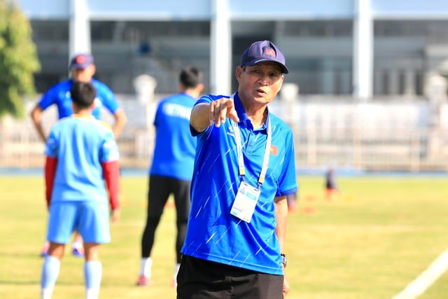 ប៉ុស្តិ៍ថ្មីមួយបានលេចចេញផ្សាយការប្រកួតរបស់ក្រុមនារីវៀតណាមទល់នឹងម៉ាឡេស៊ី៖ ហាត់ក្រោមកម្ដៅថ្ងៃនៅតែដំណើរការល្អខ្លាំង - រូបថត ១. Xuất hiện thêm kênh phát đội tuyển nữ Việt Nam đấu Malaysia: Tập dưới nắng gắt, chạy vẫn cực sung- Ảnh 1.