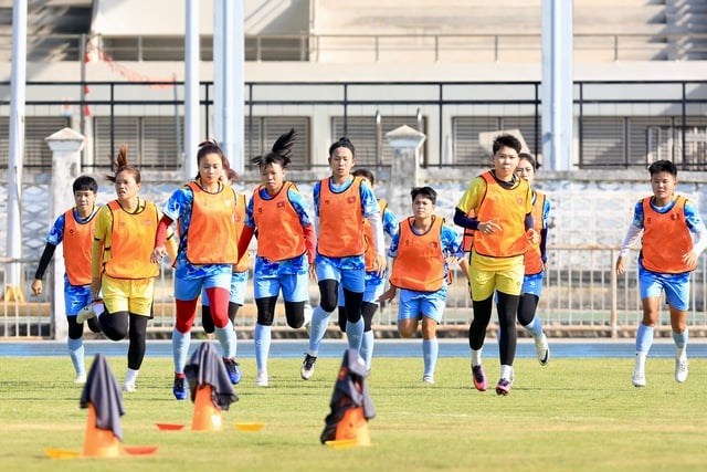 ប៉ុស្តិ៍ថ្មីមួយបានលេចចេញផ្សាយការប្រកួតរបស់ក្រុមនារីវៀតណាមទល់នឹងម៉ាឡេស៊ី៖ ហាត់ក្រោមកម្ដៅថ្ងៃនៅតែដំណើរការល្អខ្លាំង - រូបថត ៣. Xuất hiện thêm kênh phát đội tuyển nữ Việt Nam đấu Malaysia: Tập dưới nắng gắt, chạy vẫn cực sung- Ảnh 3.