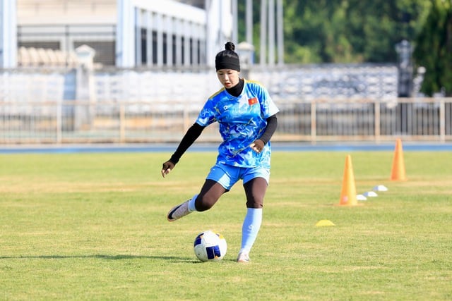 ប៉ុស្តិ៍ថ្មីមួយបានលេចចេញផ្សាយការប្រកួតរបស់ក្រុមនារីវៀតណាមទល់នឹងម៉ាឡេស៊ី៖ ការហាត់ក្រោមកម្ដៅថ្ងៃនៅតែដំណើរការល្អខ្លាំង - រូបថត ៤. Xuất hiện thêm kênh phát đội tuyển nữ Việt Nam đấu Malaysia: Tập dưới nắng gắt, chạy vẫn cực sung- Ảnh 4.