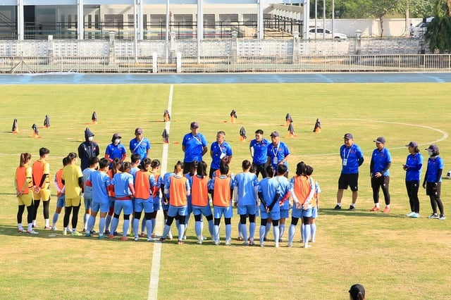 ប៉ុស្តិ៍ថ្មីមួយបានលេចចេញផ្សាយការប្រកួតរបស់ក្រុមនារីវៀតណាមទល់នឹងម៉ាឡេស៊ី៖ ហាត់ក្រោមកម្ដៅថ្ងៃនៅតែដំណើរការល្អខ្លាំង - រូបថត ៥. Xuất hiện thêm kênh phát đội tuyển nữ Việt Nam đấu Malaysia: Tập dưới nắng gắt, chạy vẫn cực sung- Ảnh 5.