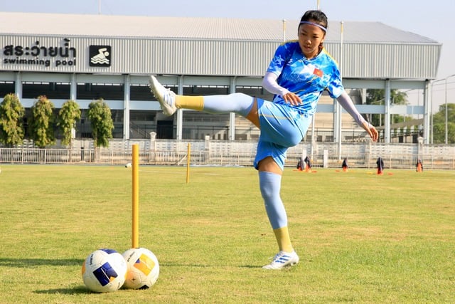 ប៉ុស្តិ៍ថ្មីមួយបានលេចចេញផ្សាយការប្រកួតរបស់ក្រុមនារីវៀតណាមទល់នឹងម៉ាឡេស៊ី៖ ហាត់ក្រោមកម្ដៅថ្ងៃនៅតែដំណើរការល្អខ្លាំង - រូបថត ៨. Xuất hiện thêm kênh phát đội tuyển nữ Việt Nam đấu Malaysia: Tập dưới nắng gắt, chạy vẫn cực sung- Ảnh 8.