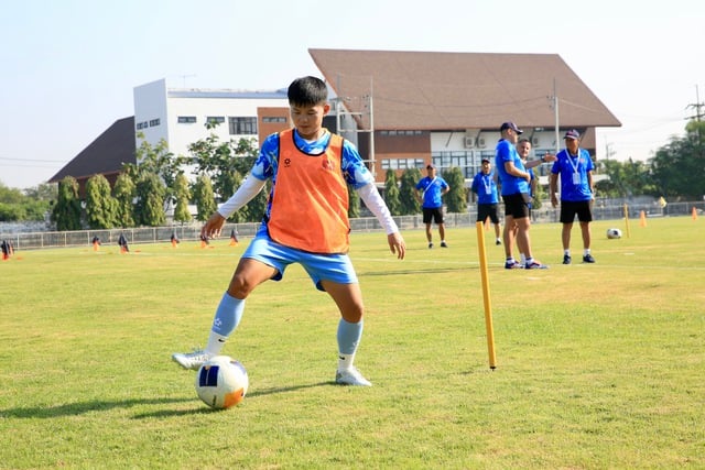 ប៉ុស្តិ៍ថ្មីមួយបានលេចចេញការផ្សាយការប្រកួតក្រុមនារីវៀតណាមទល់នឹងម៉ាឡេស៊ី៖ ហាត់ក្រោមកំដៅថ្ងៃនៅតែដំណើរការល្អខ្លាំង - រូបថត ៩. Xuất hiện thêm kênh phát đội tuyển nữ Việt Nam đấu Malaysia: Tập dưới nắng gắt, chạy vẫn cực sung- Ảnh 9.