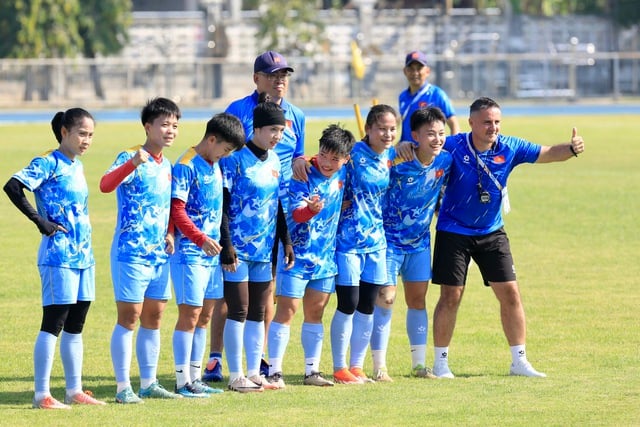 ប៉ុស្តិ៍ថ្មីមួយបានលេចចេញការផ្សាយការប្រកួតក្រុមនារីវៀតណាមទល់នឹងម៉ាឡេស៊ី៖ ហាត់ក្រោមកំដៅថ្ងៃនៅតែដំណើរការបានល្អណាស់ - រូបថត ១១។ Xuất hiện thêm kênh phát đội tuyển nữ Việt Nam đấu Malaysia: Tập dưới nắng gắt, chạy vẫn cực sung- Ảnh 11.